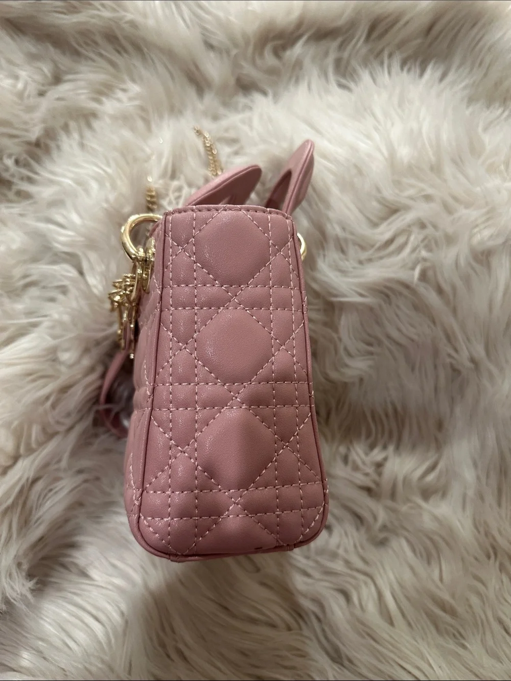 Elegant Quilted Pink Shoulder Bag with Gold Chain - Picture 6 of 7